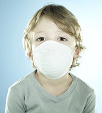 Ребенок в медицинской маске